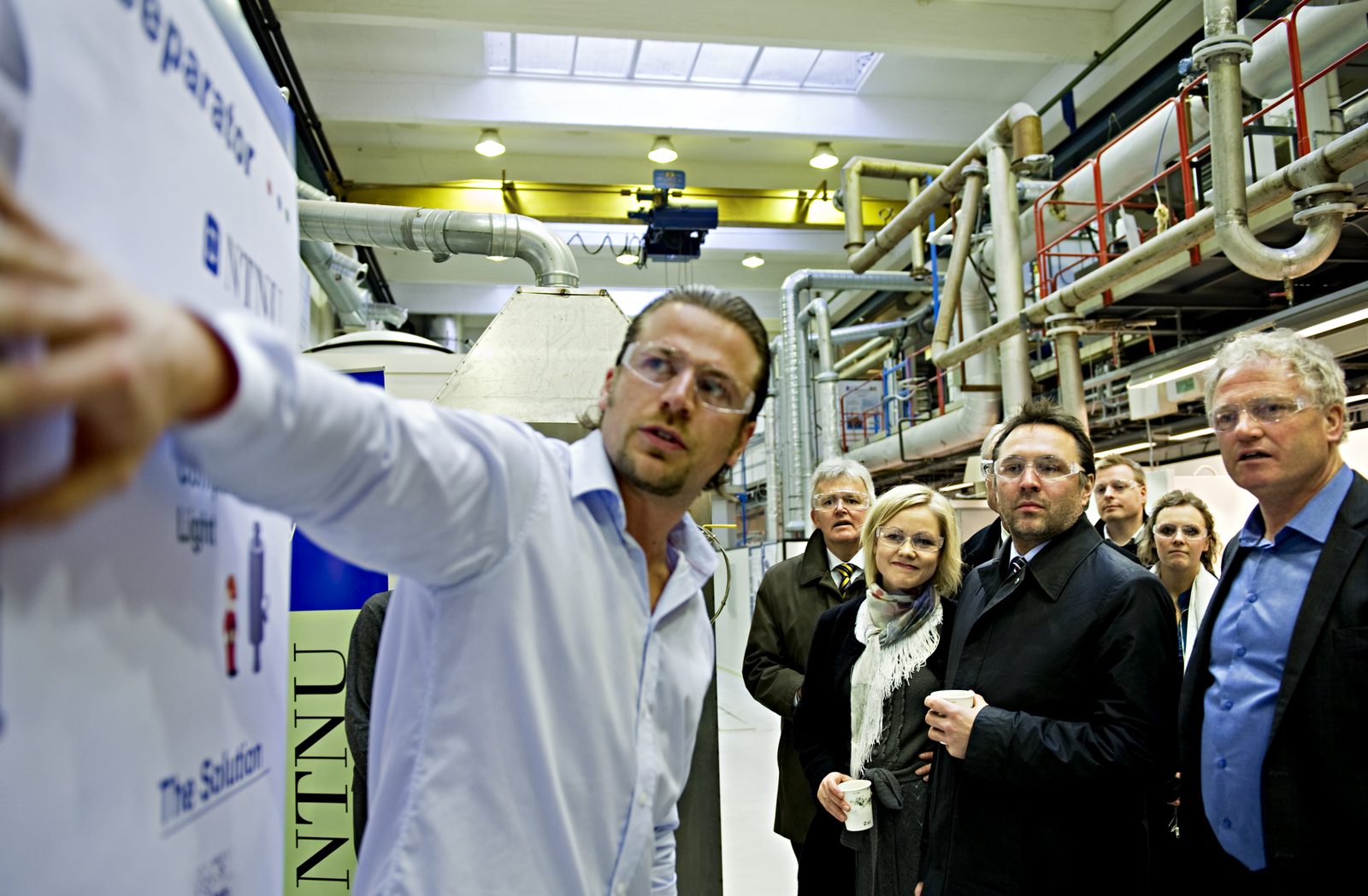 Sondre Jacobsen (CEO InnSep AS, far left) in the NTNU laboratories discussing the challenges of bridging the gap between basic research and commercial applications of clean technology with Johan Hustad (Pro-Rector for Innovation at NTNU, far right) and Tore Sandvik (County Mayor, second from right). Picture courtesy of NTNU